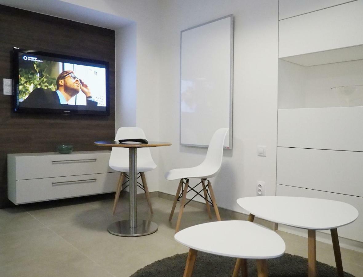 Ap10 - Apartments 4U Brezinova "Overnight Simply" Градец-Кралове Экстерьер фото
